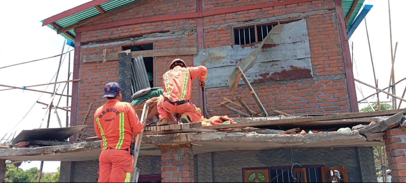 バゴー県ウシスピン町で建設中の2階建て住宅で、スラット屋根のバルコニーが倒壊し、女性が閉じ込められ死亡した