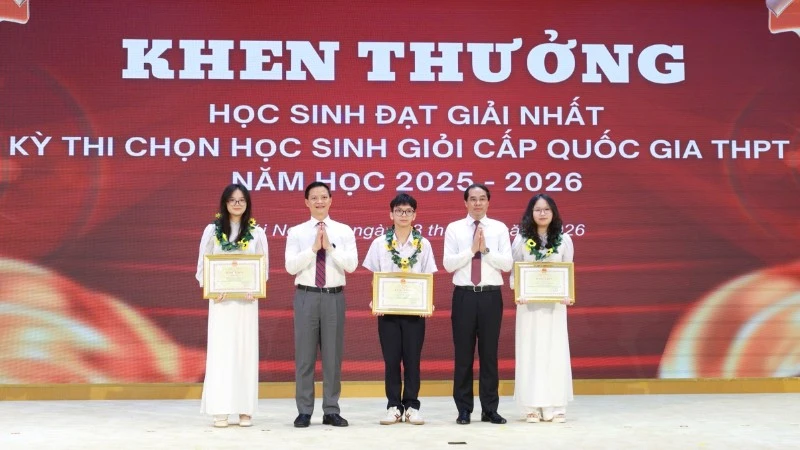 Thai Nguyen Province Honors Outstanding Teachers and Students for National Achievements