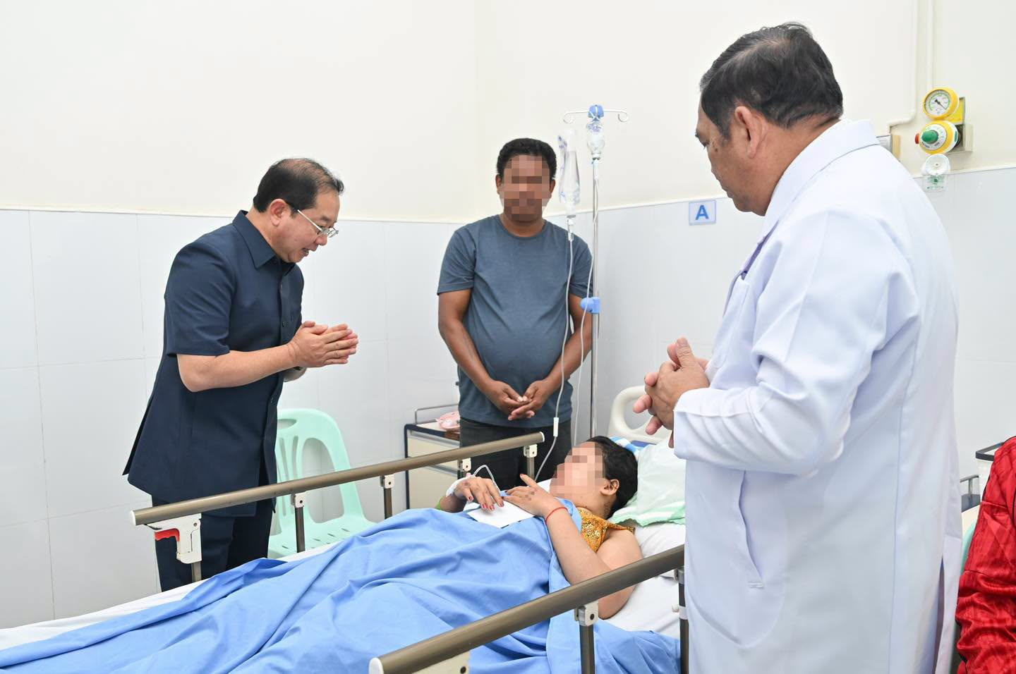 カンボジア保健相、交通事故被害の労働者を激励 交通安全の遵守を呼びかけ