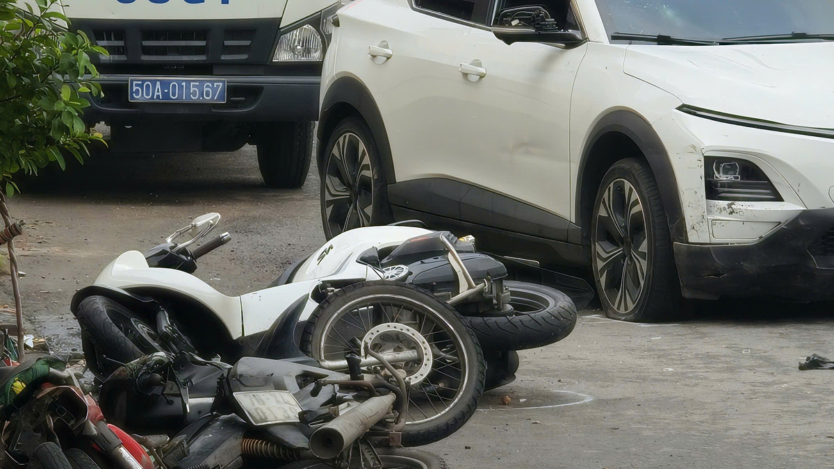 Car Crashes into 5 Motorbikes Outside Ho Chi Minh City Eatery, Injuring Two