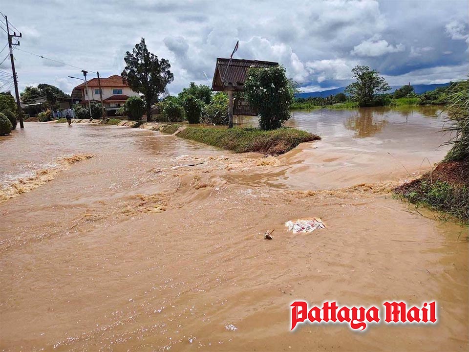 チェンライ、洪水対策の壁決壊で住宅浸水 被害拡大の恐れ