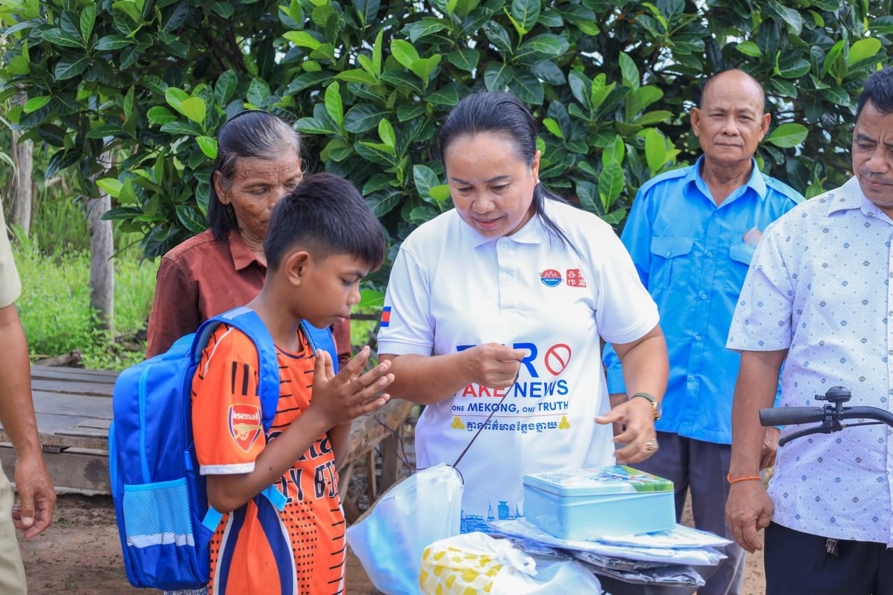 Preah Vihear Provincial Information Department Leads Team to Donate Bicycles and School Supplies to Needy Children in Kulen District