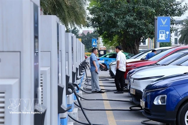 ベトナム、EV普及へ登録料免除延長 電気自動車シフト加速