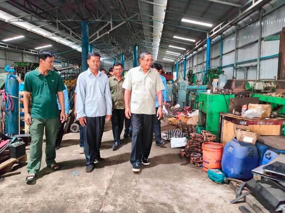 Cambodian-Made Electric Tricycles Hailed for Green Economy Contribution
