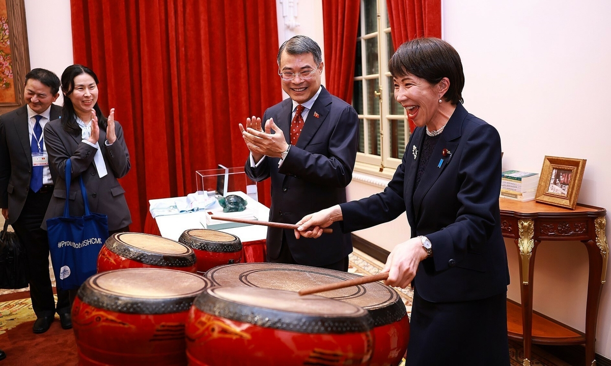 Japanese Prime Minister Takaichi Sanae Experiences Vietnamese Traditional Drumming, Awards Honors During Official Visit
