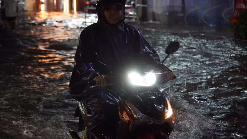 Ho Chi Minh City Faces Severe Flooding and Traffic Chaos After Heavy Rain