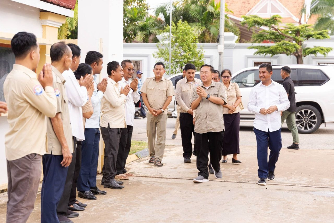 Battambang Governor Meets with Informal Economy Workers, Explains Support for Fuel Price Hikes