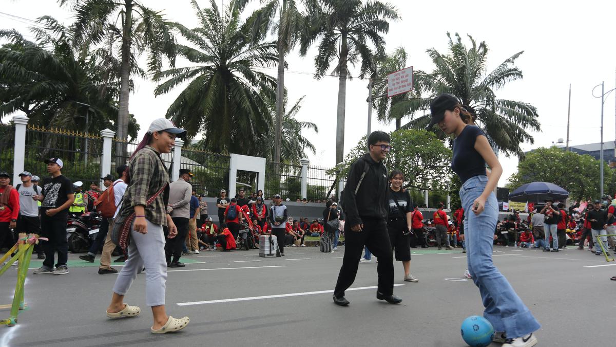 May Day 2026: Labor Protesters Play Soccer in Front of Parliament Building