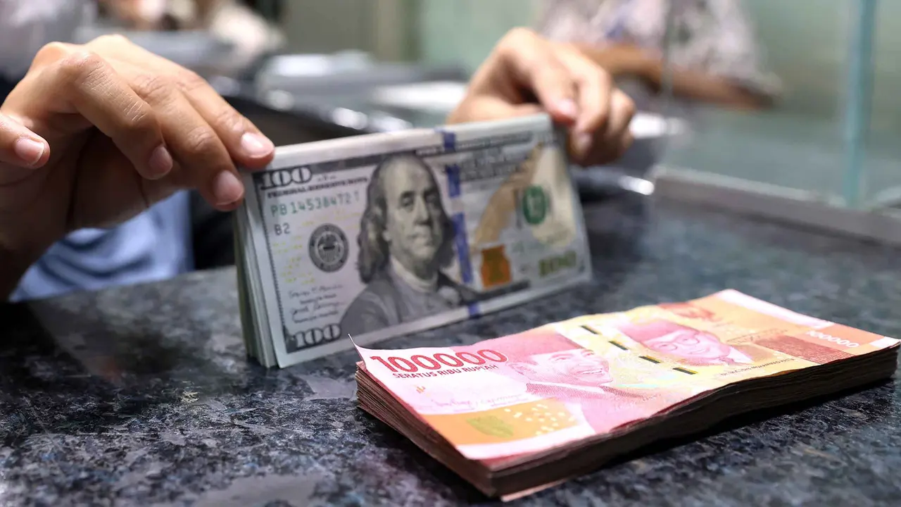 Rupiah Nears 18,000 Against Dollar as Market Awaits Fed Minutes