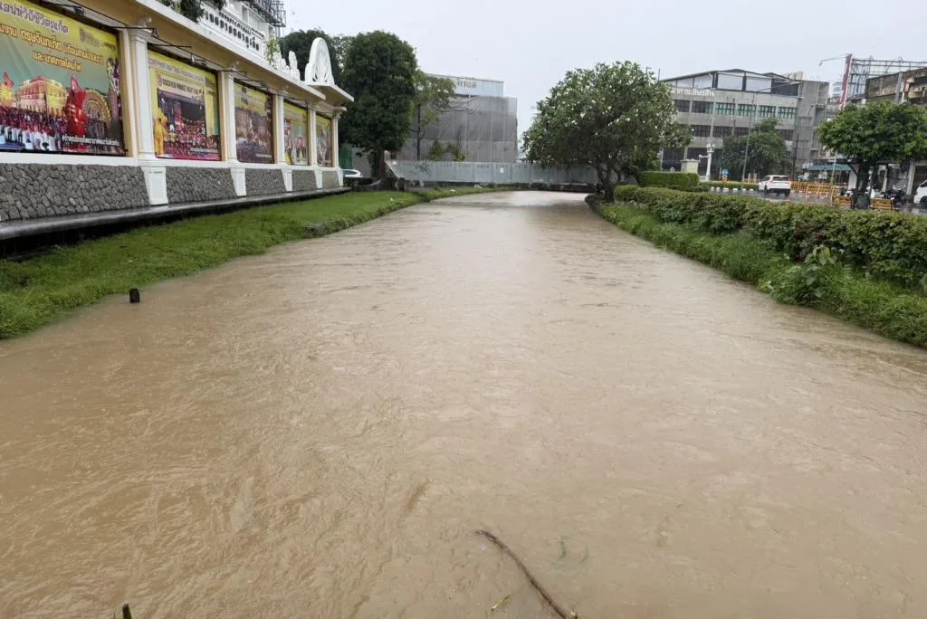 雨はまだプーケットを襲っています。多くの地域が浸水した。公衆衛生局は、地滑りの危険がある地域(ソイパタク2、4、6)の人々に避難するよう警告しています