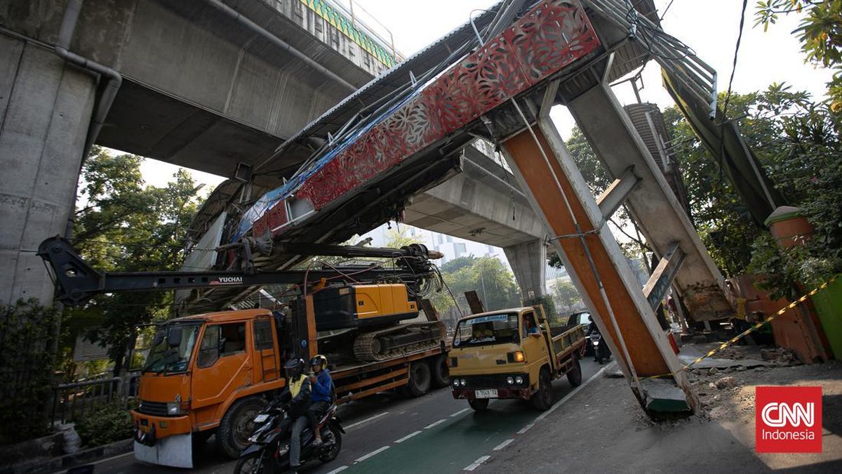 Jakarta JPO Collapses After Truck Collision, Billions in Damages Expected