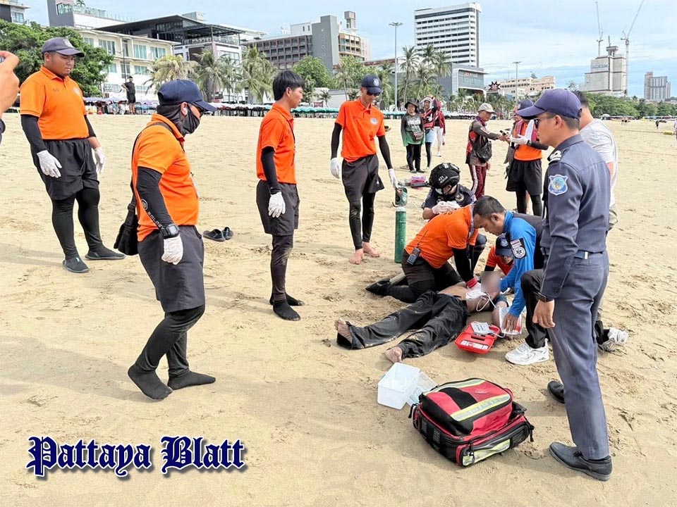 パタヤビーチで緊迫の救助劇、ホームレス男性の命懸けの闘い