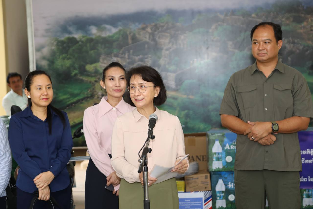 Cambodian Minister of Women's Affairs Visits Border Troops and Displaced Persons