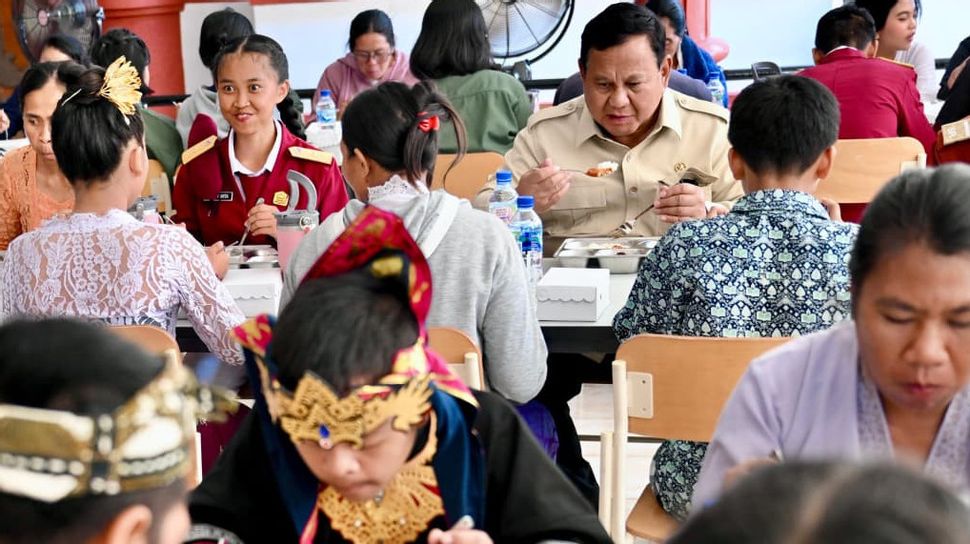 プラボウォ大統領、バリで無料給食を体験 生徒らと食卓囲む