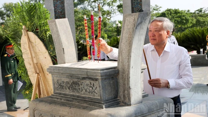 Former Vietnamese Party and State Leaders Pay Tribute to Martyrs and Heroic Mothers in Da Nang