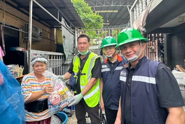 Bangkok Flood Relief: Volunteers Distribute Aid in Lad Phrao