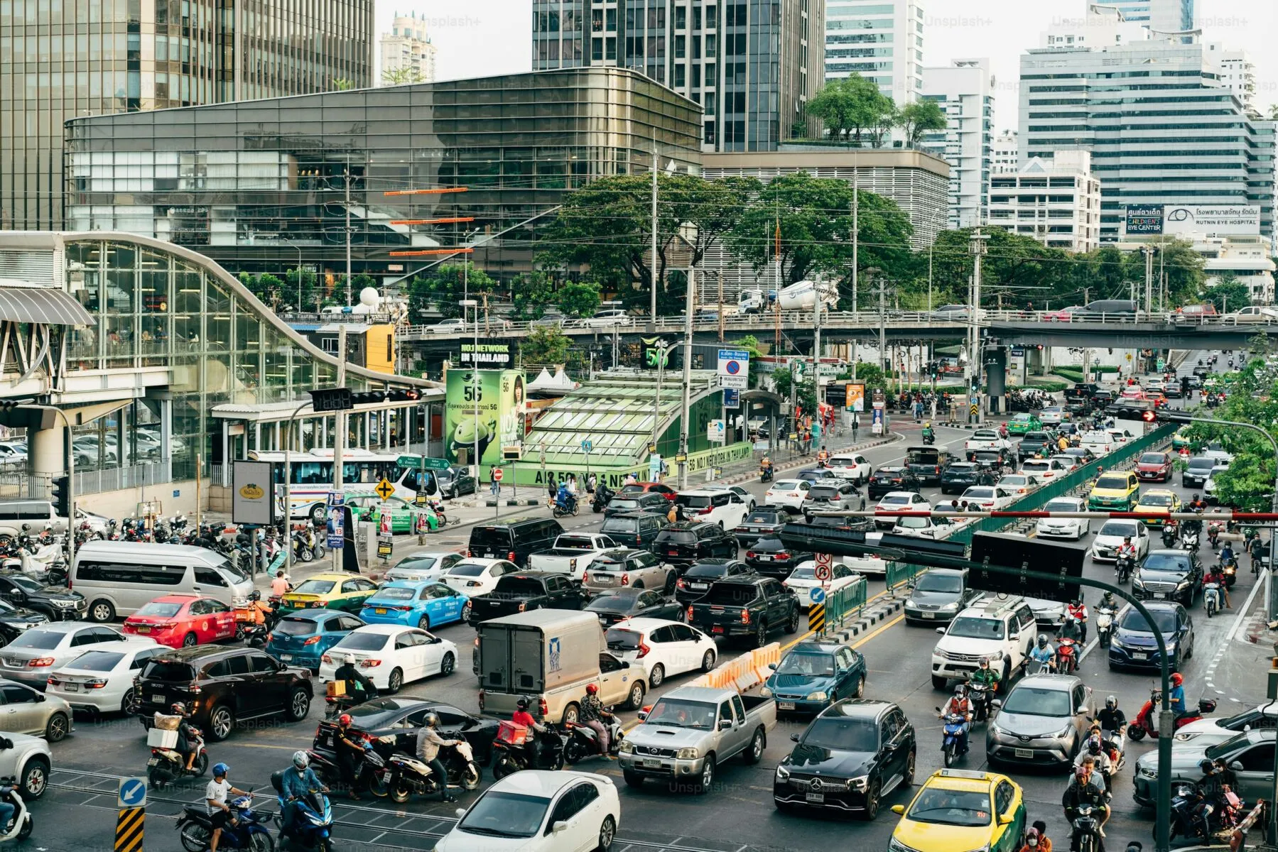 バンコクの交通問題解決:タイはロンドンスタイルの渋滞料金を重視