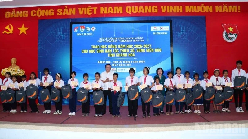 Khanh Hoa Province Awards Scholarships to Ethnic Minority and Island Students