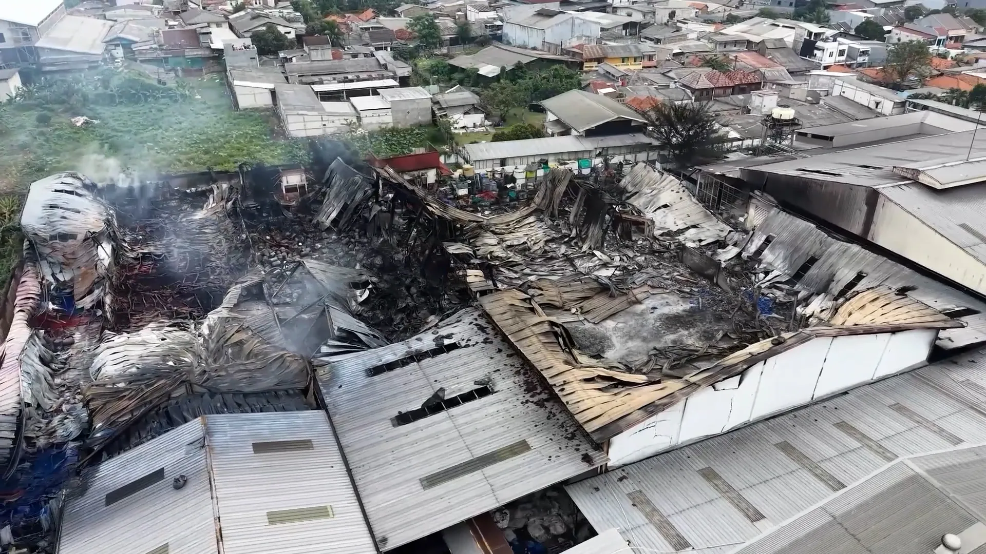 Massive Fire Engulfs Indonesian Sandal Factory, Causing Respiratory Issues