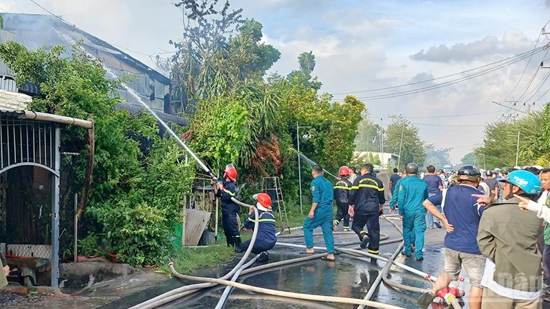 ドンタップ省でツバメの巣小屋が炎上、国道30号線で交通渋滞発生