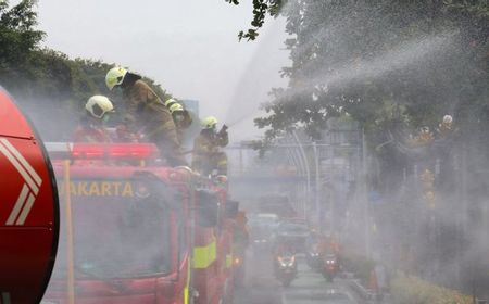 Central Jakarta Sprays Water Mist to Combat Anak Krakatau Volcanic Ash