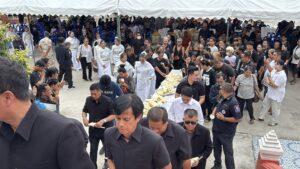 タイ人家族殺害事件、遺族が死刑を要求 チョンブリで葬儀