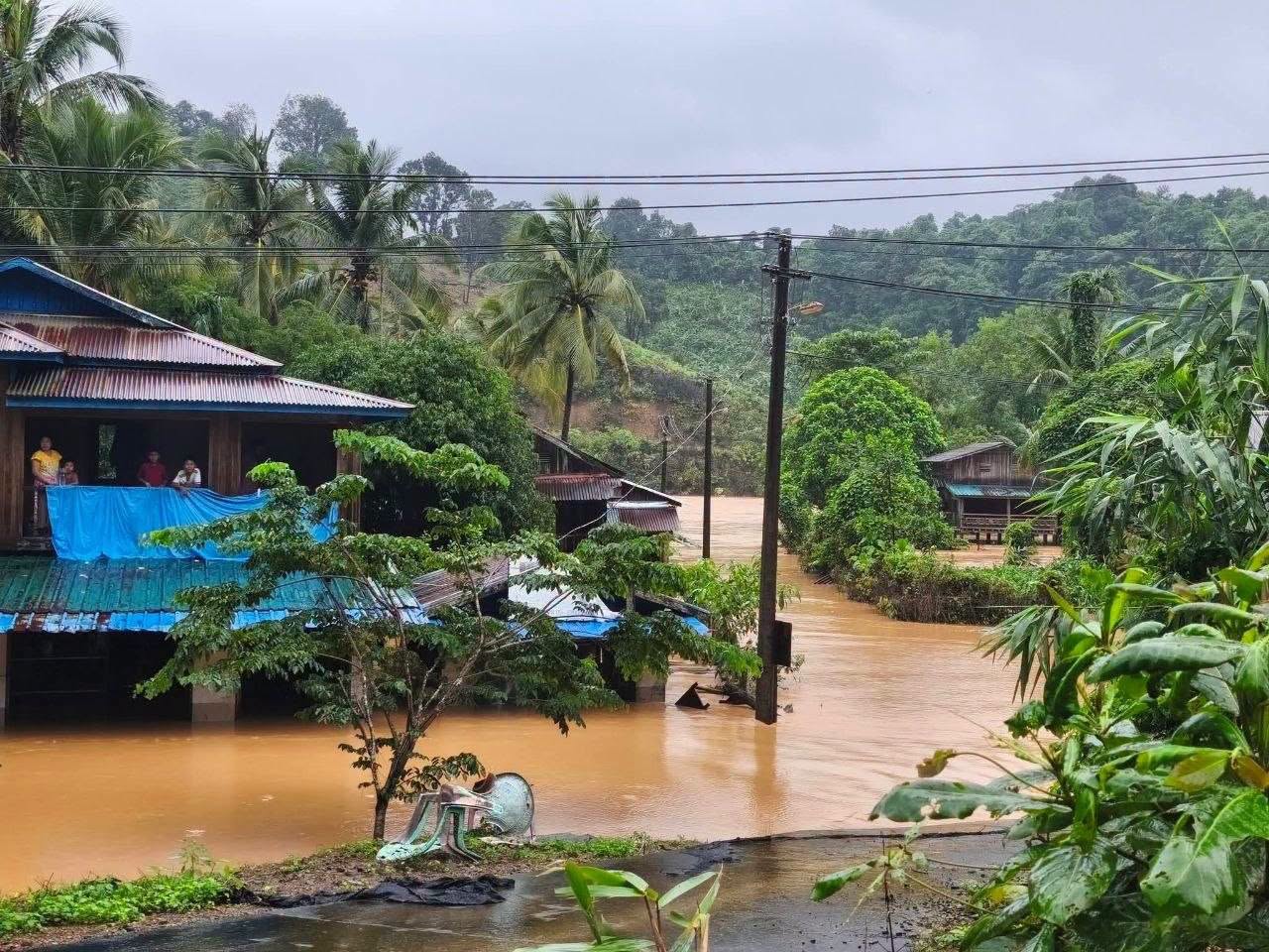 ラカイン州、激しい空爆の中、深刻な洪水の影響に対処