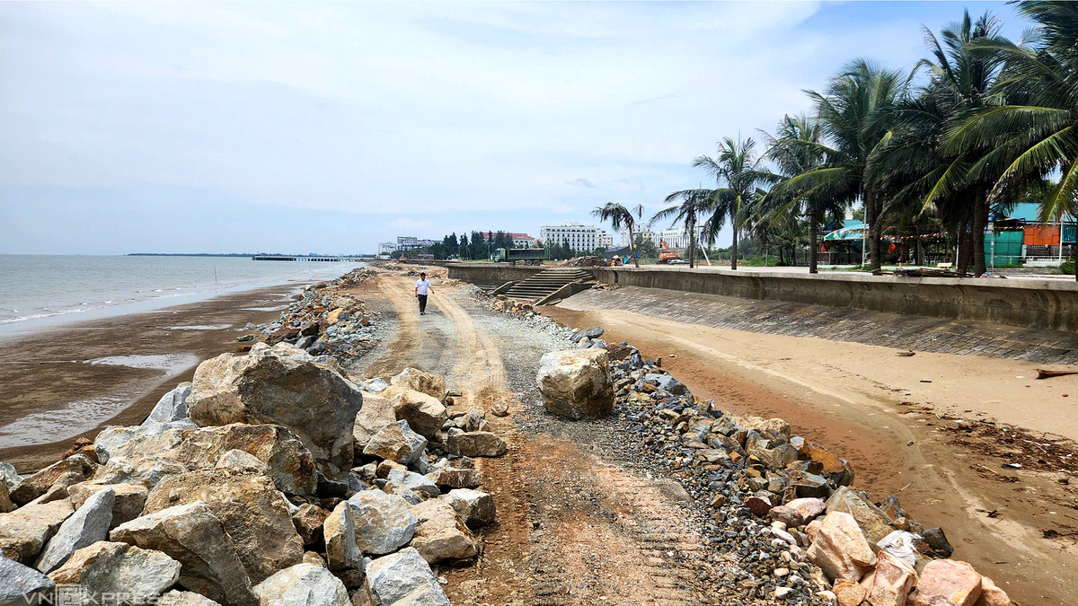 Vietnam's Hai Tien Beach: Coastal Embankment Project Sparks Fears of Lost Sand and Tourism