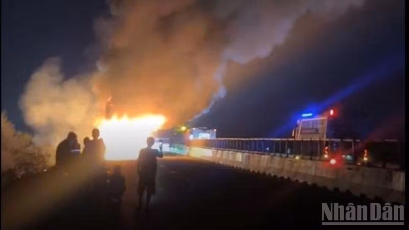 カインホア省高速道路でバス炎上、1名死亡