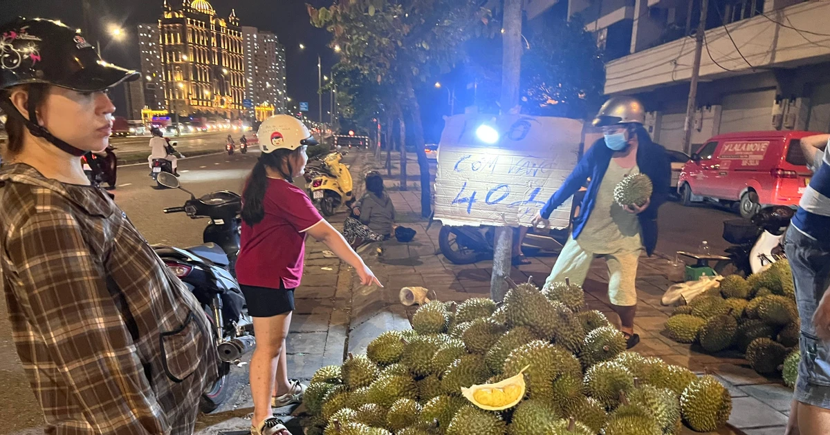 Durian prices plummet in Ho Chi Minh City, sparking consumer frenzy