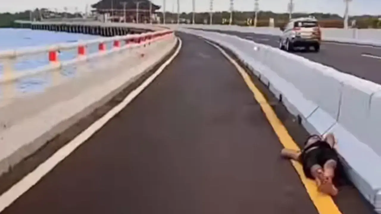 バリの有料道路バイクレーンで男性が熟睡、通行者が騒然