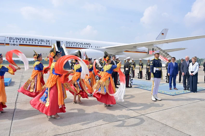 German President Steinmeier Arrives in Indonesia, Welcomed with Traditional Dance