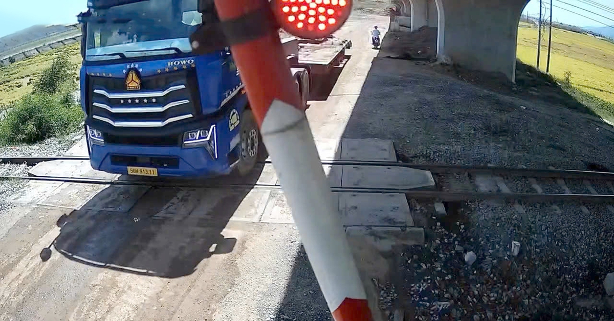 Truck Driver Fined and Liable for Damages After Breaking Railway Barrier in Dak Lak