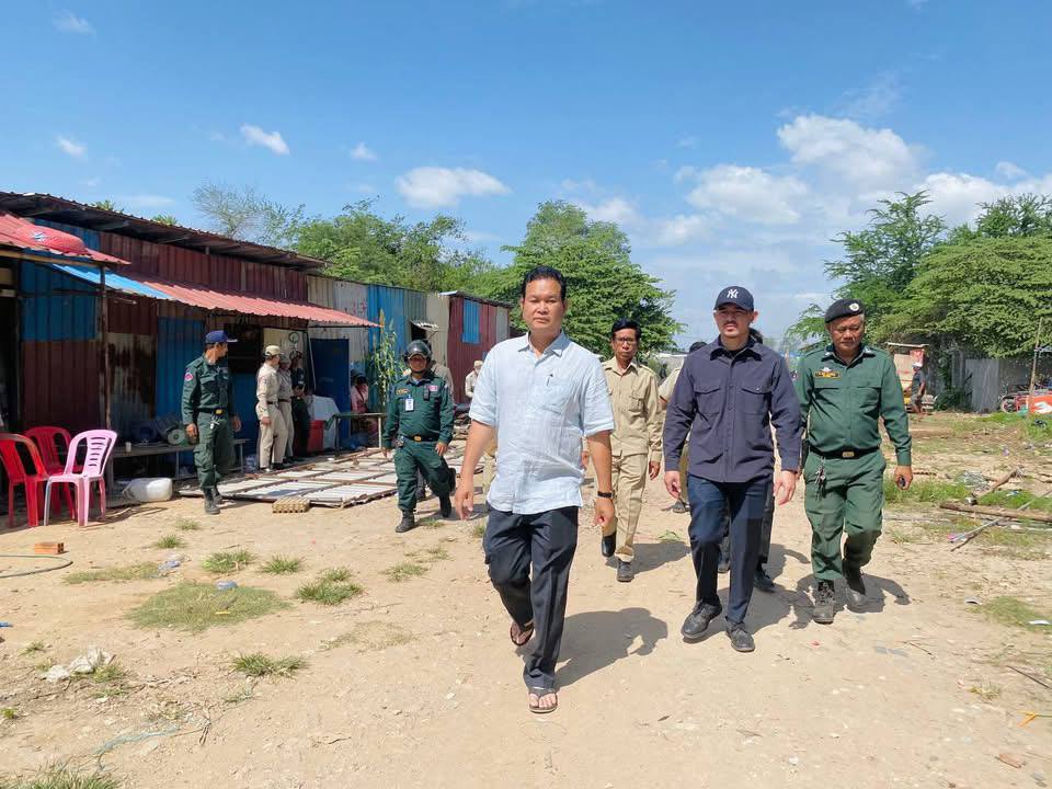 Russey Keo 地区管理局、Sangkat Chrang Chamres I で 2 本の新しい道路を開通し、環境を整備