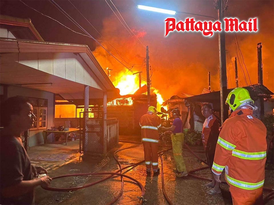 ウドンタニで深夜火災、9棟焼失 7人避難、死傷者なし
