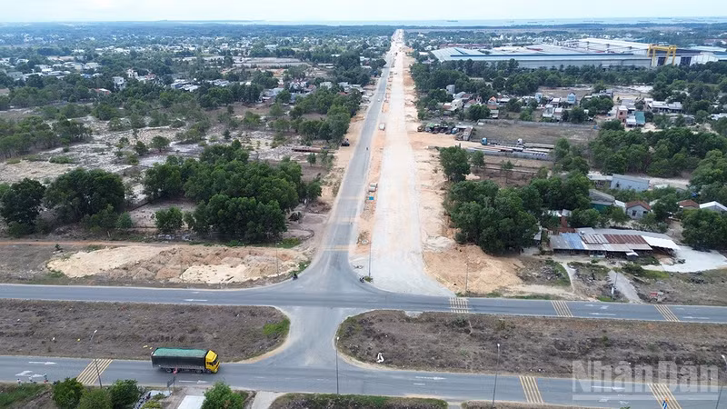Dung Quat Economic Zone Road Project Faces Delays, Authorities Urge Contractors to Accelerate