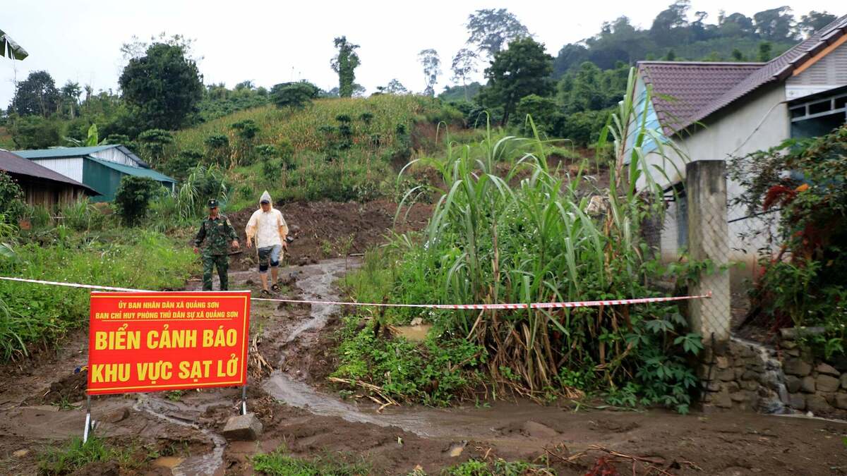 ラムドン省、住民地区近くの丘で大規模な亀裂が発生し緊急事態宣言