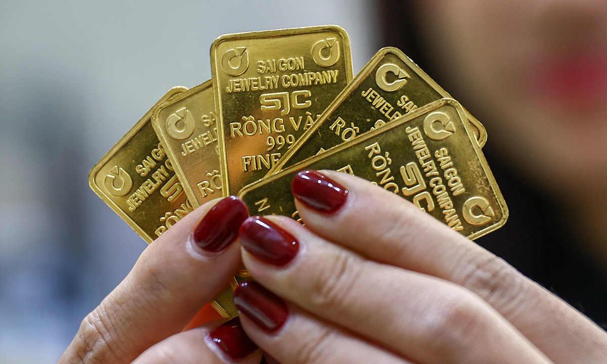 Vietnam Gold Prices Dip Following Global Market Trends