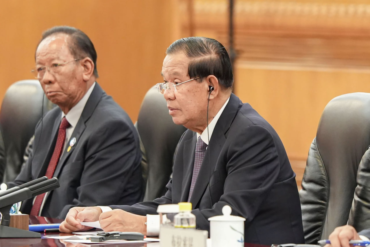 Cambodia and China Affirm Unchanging 'Iron Friendship' - Prime Minister Meets President Xi