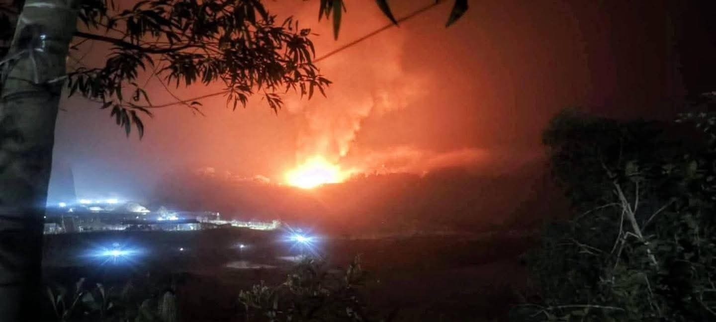 Military and SNA joint forces loot homes and set fire to Hmaw Wan Lay village in Hpakant, over 50 houses burned down