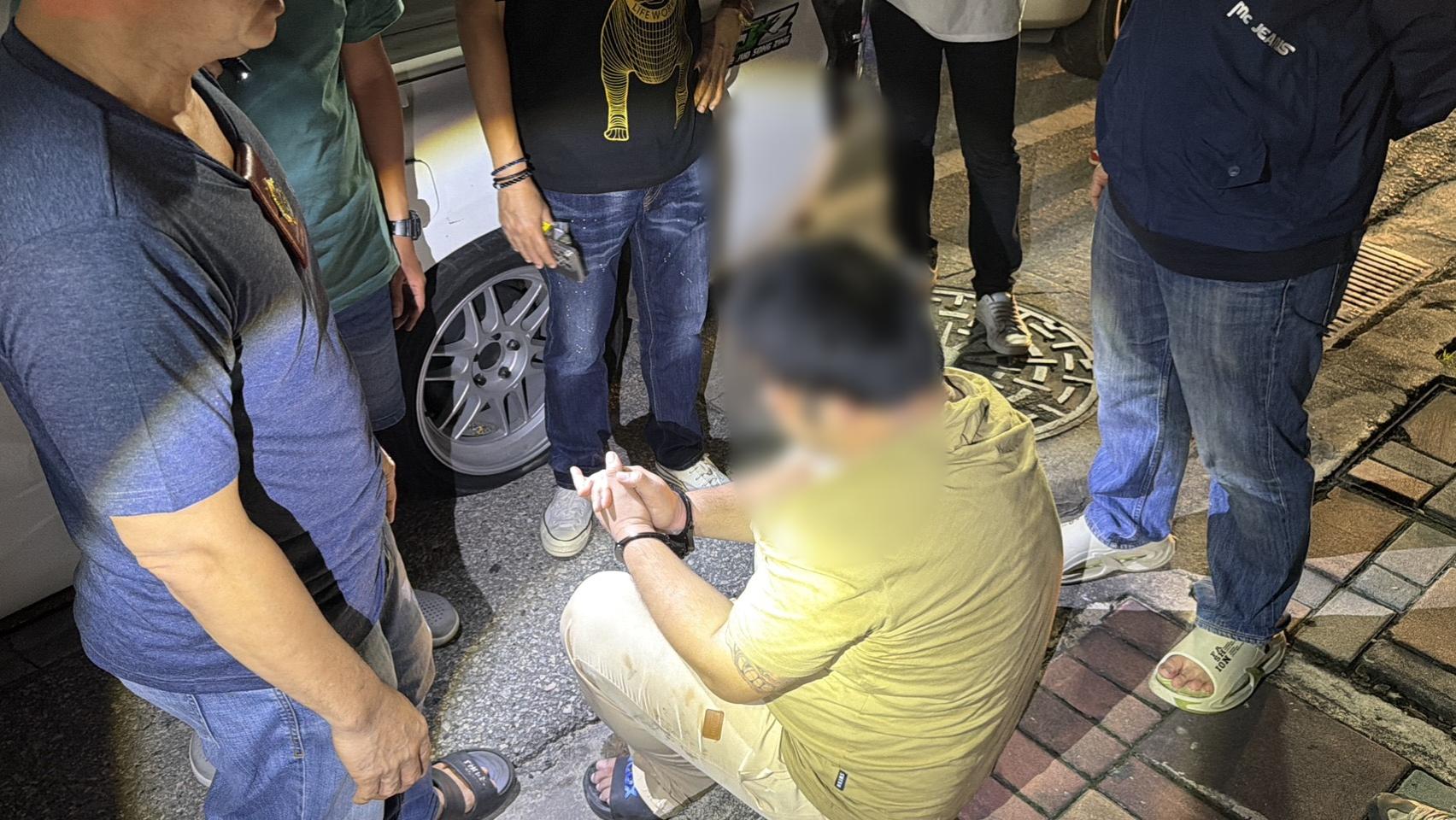 パタヤのガソリンスタンドで麻薬捜査中に逃走、タイヤ撃ち抜かれ逮捕