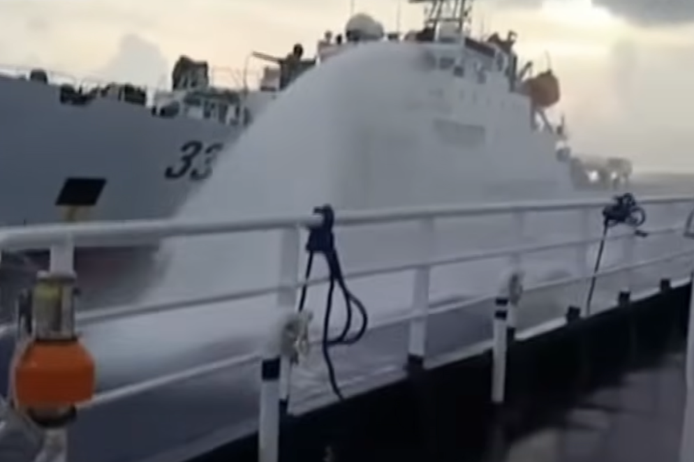 南シナ海で再び緊迫、中国海警局がフィリピン船に放水