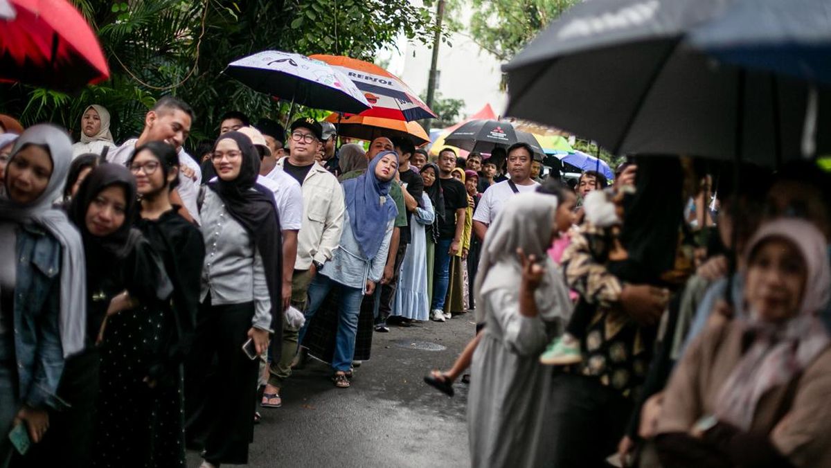 Jokowi's 65th Birthday Sees Crowds Flock to His Solo Residence