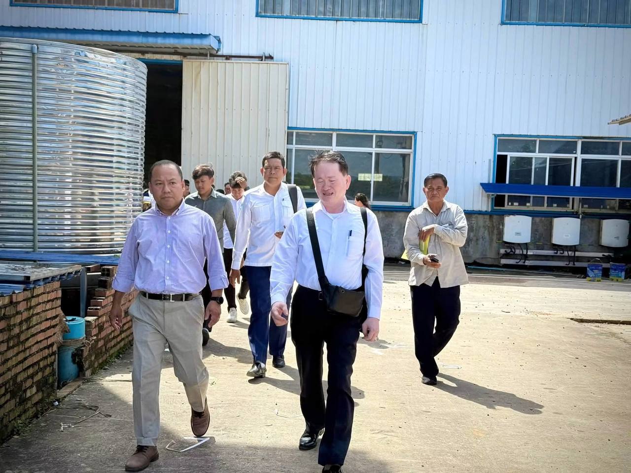 カンボジア・シアヌークビル州、合板工場プロジェクトを審査 - 雇用創出と環境配慮を重視