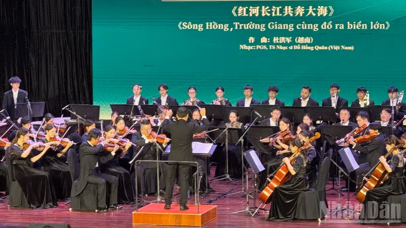 Danang Hosts Sino-Vietnamese Friendship Symphony Program, Deepening Cultural Ties