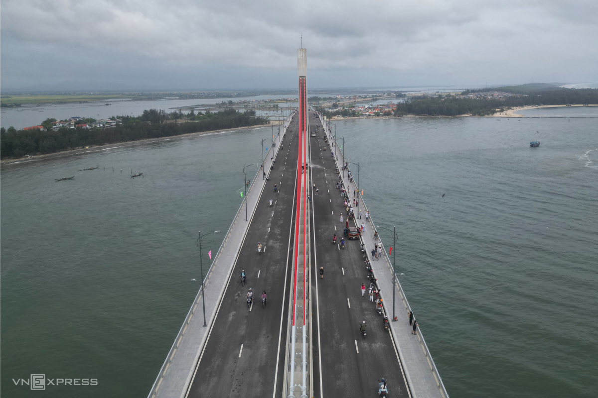 中部ベトナム最長海上高架橋、開通直後に交通混乱 – 観光客の「映え」と法規遵守の課題