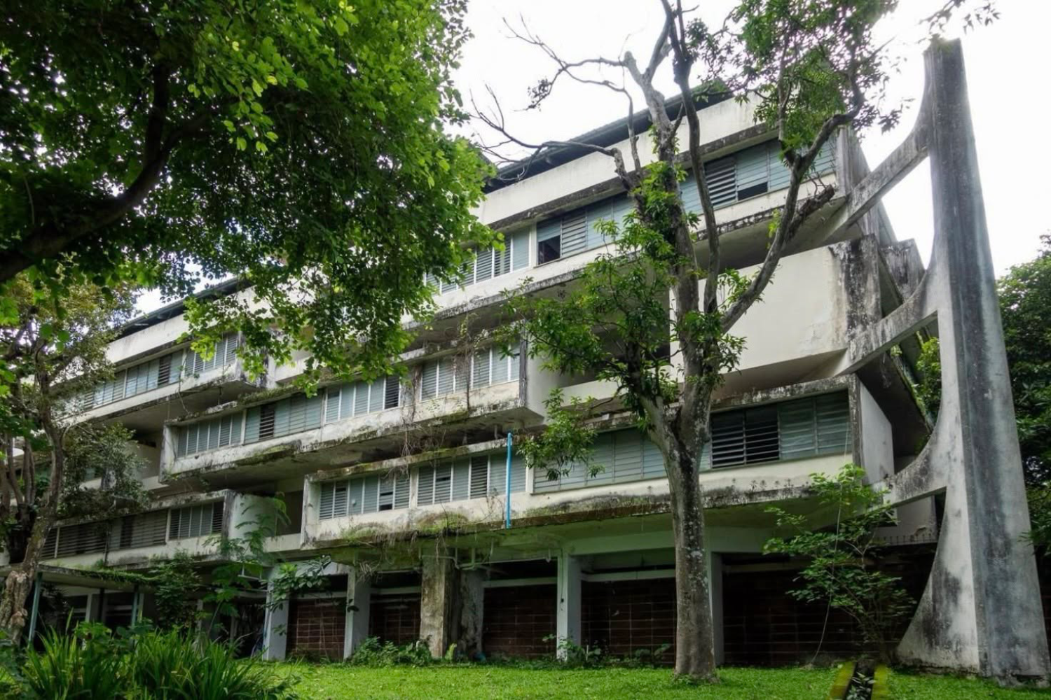 チエンマイ大、歴史的寮の解体計画に建築家らが待った
