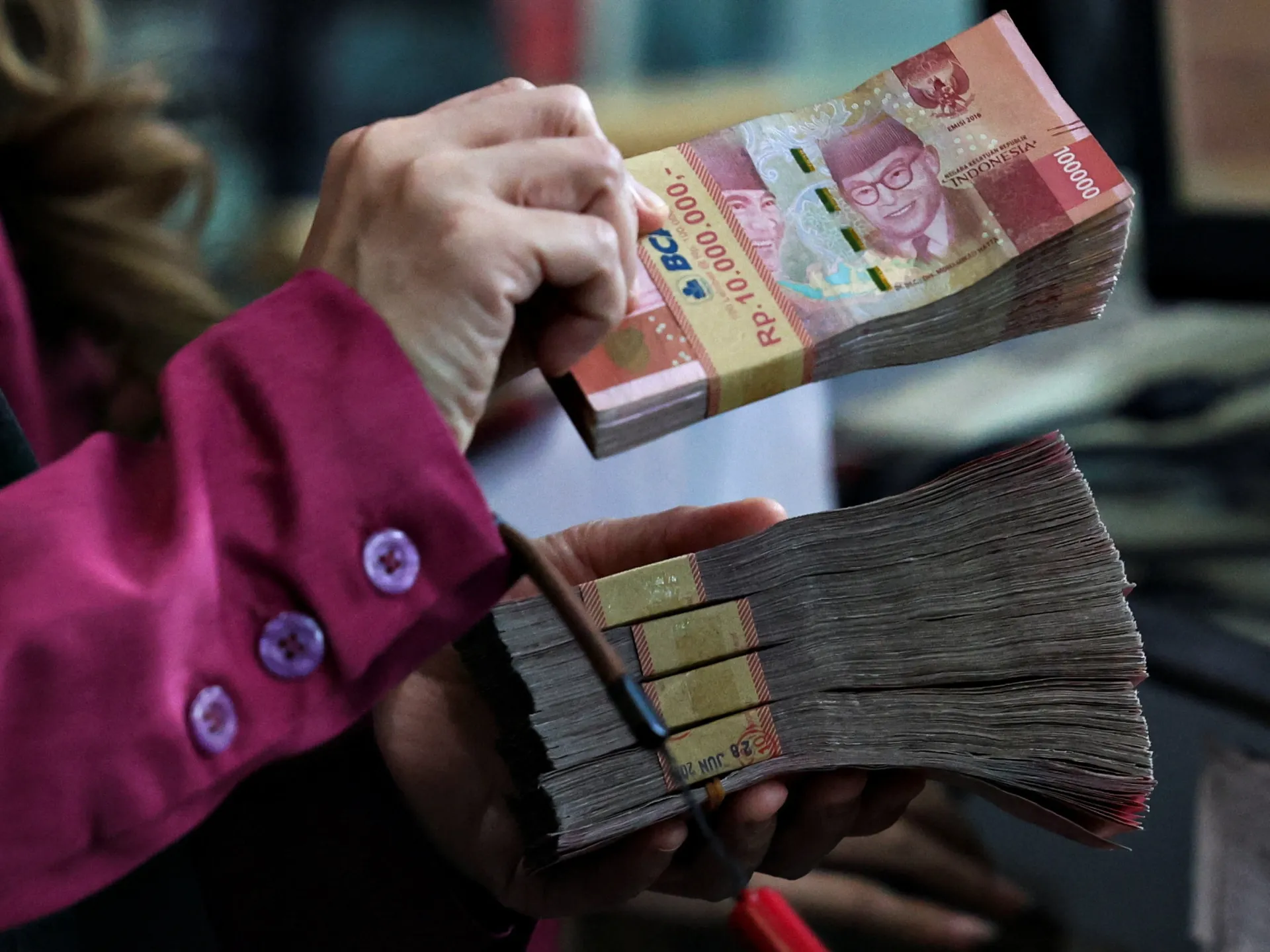 Indonesia's Top Anti-Graft Prosecutor Resigns Amid Seizure of Gold, Cash
