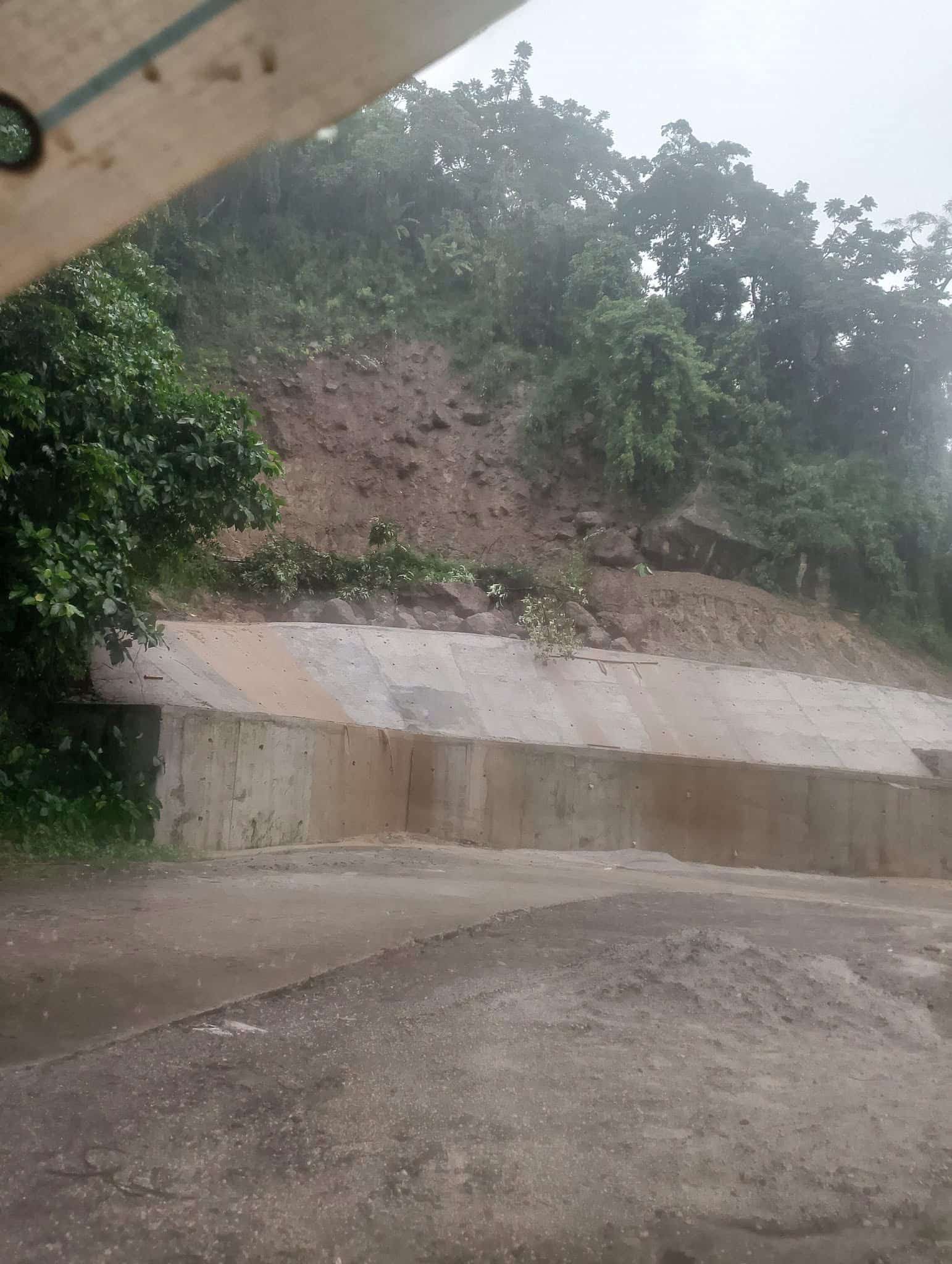 サン・マルセリーノで土砂崩れリスク、豪雨で道路に警告