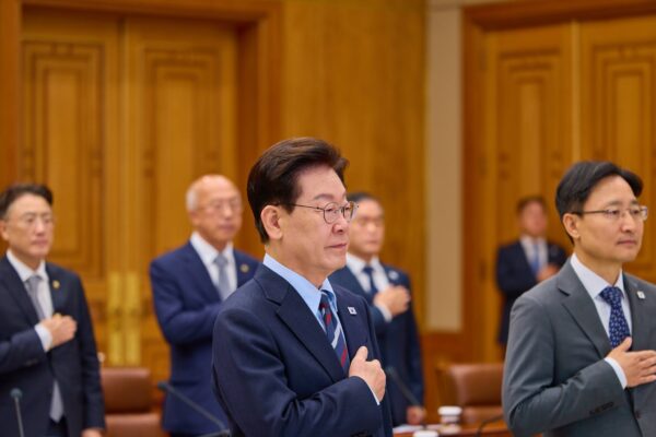韓国与党、失言・内紛で支持率急落、野党に逆転許す
